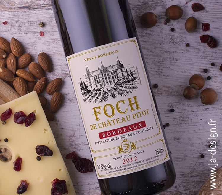 Création d'une étiquette de vin pour bouteille de vin de Bordeaux avec illustration d'un château viticole par JA Design graphiste freelance à Bordeaux